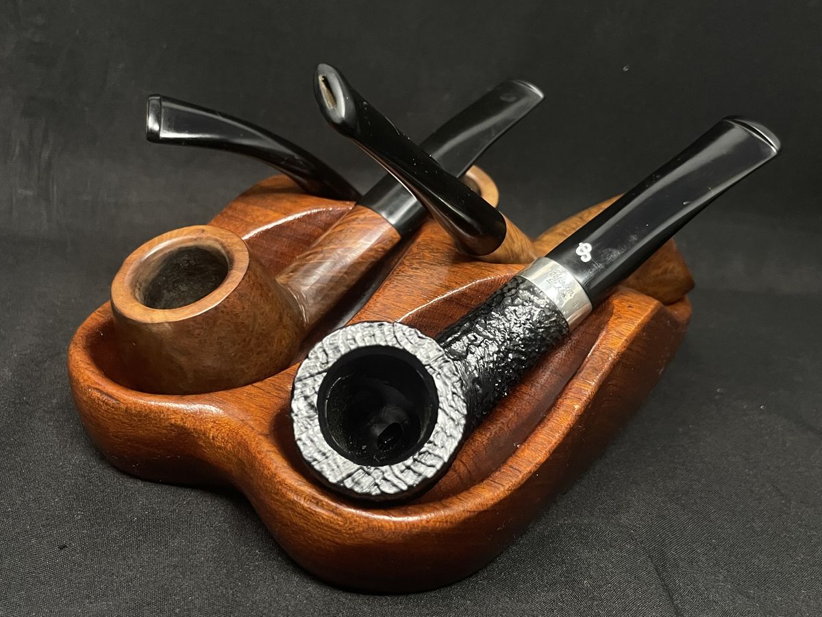 Estate pipes from the Faridunhill cabinet on a wooden stand